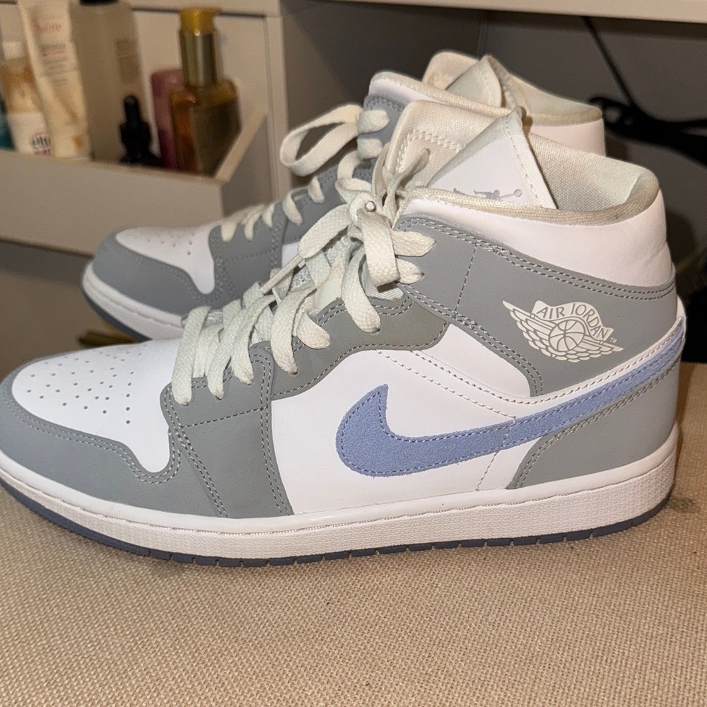 Lightly worn: Jordan 1 Mid in Wolf Grey and Aluminum